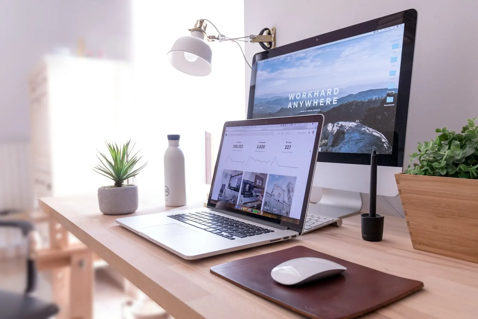 Creación de páginas web en Guatemala: escritorio con laptop y monitor