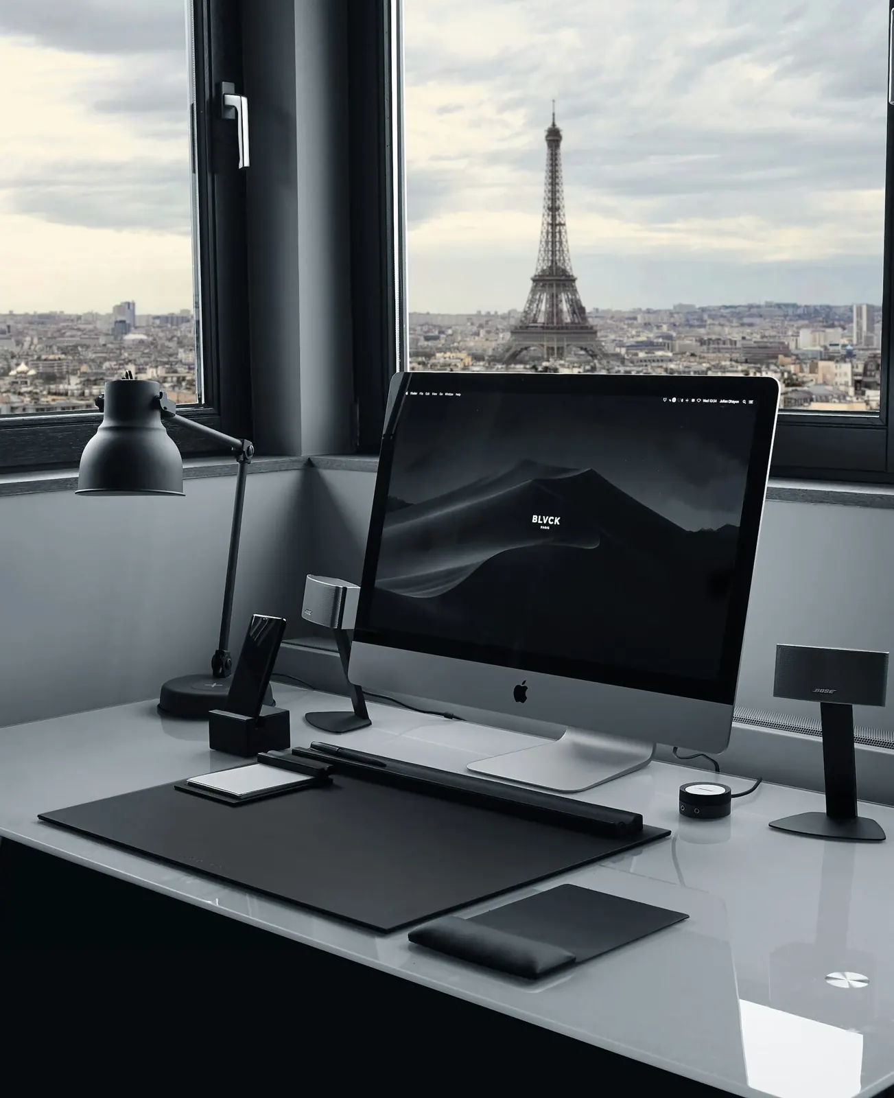 Escritorio de diseño web con monitor y vista a la ciudad